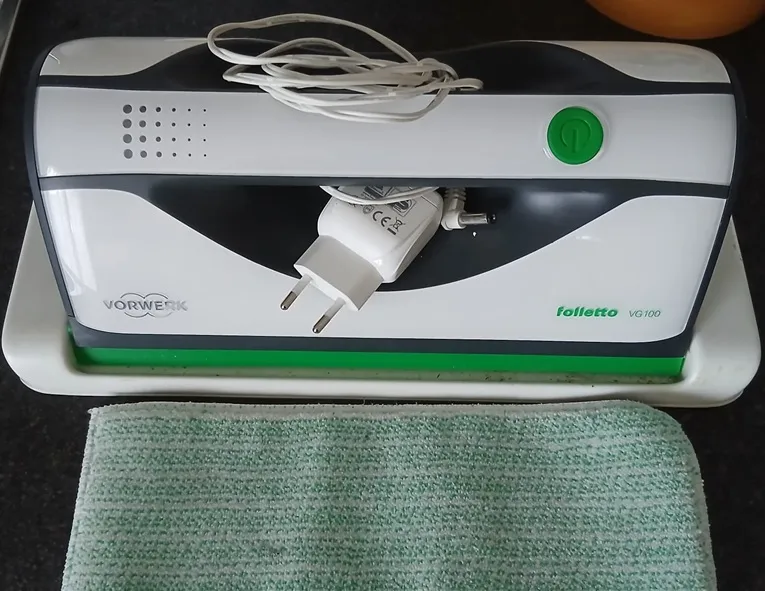 Lavavetri Folletto 2026: La rivoluzione contro gli aloni (Test e Opinioni) Dettaglio del lavavetri folletto 2026 modello VG100 con panno in microfibra e alimentatore."