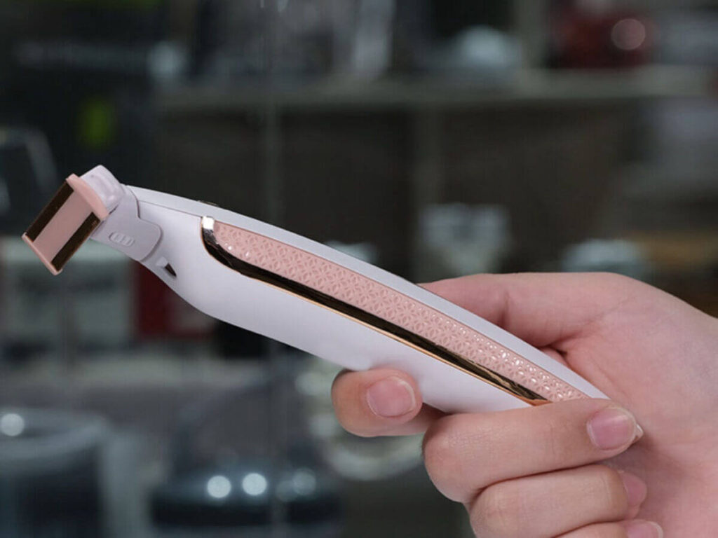 rasatura femminile; l'immagine mostra il rasoio epilatore woman shave