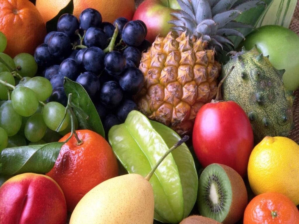 Alimenti cha fanno bene alla pelle, come nella foto, frutta fresca di vario genere