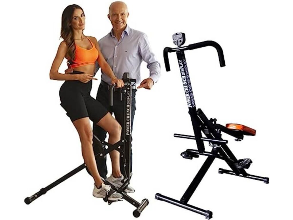 Giorgio Mastrota ed una bellissima modella, con abbigliamento sportivo, illustrano il macchinario per fare esercizio fisico in casa Total Power Crunch Display