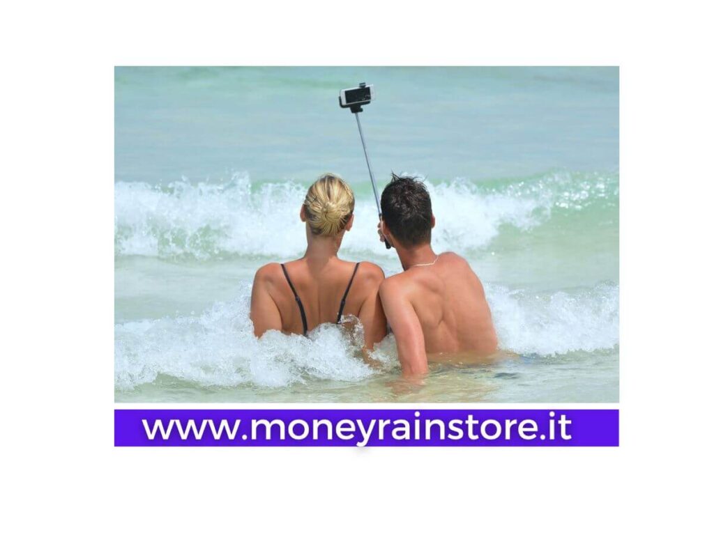 Bastone Selfie Professionale; nella foto una coppia in acqua al mare color cristallino che scattano un selfie grazie al bastone telescopico