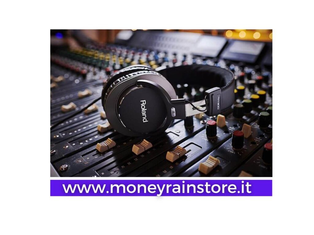 Cuffie professionali da studio Roland RH-300. Nell'immagine si nortano le cuffie appoggiate su un mixer audio professionale