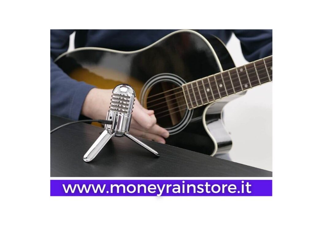 Samson Meteor Mic posizionato sul tavolino mentre un ragazzo suona la chitarra amplificando il suono