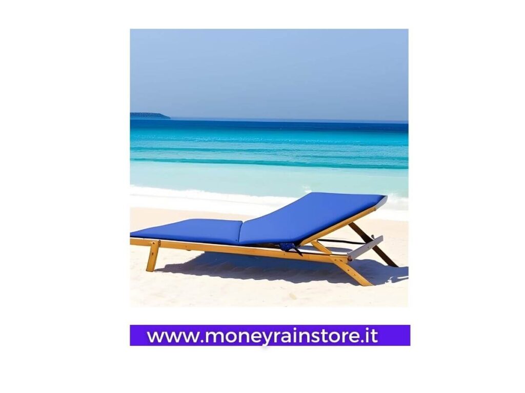 lettino da spiaggia pieghevole; l'immagine mostra un lettino in legno con materassino colore blu appoggiato su sabbia bianca a due metri dal mare cristallino