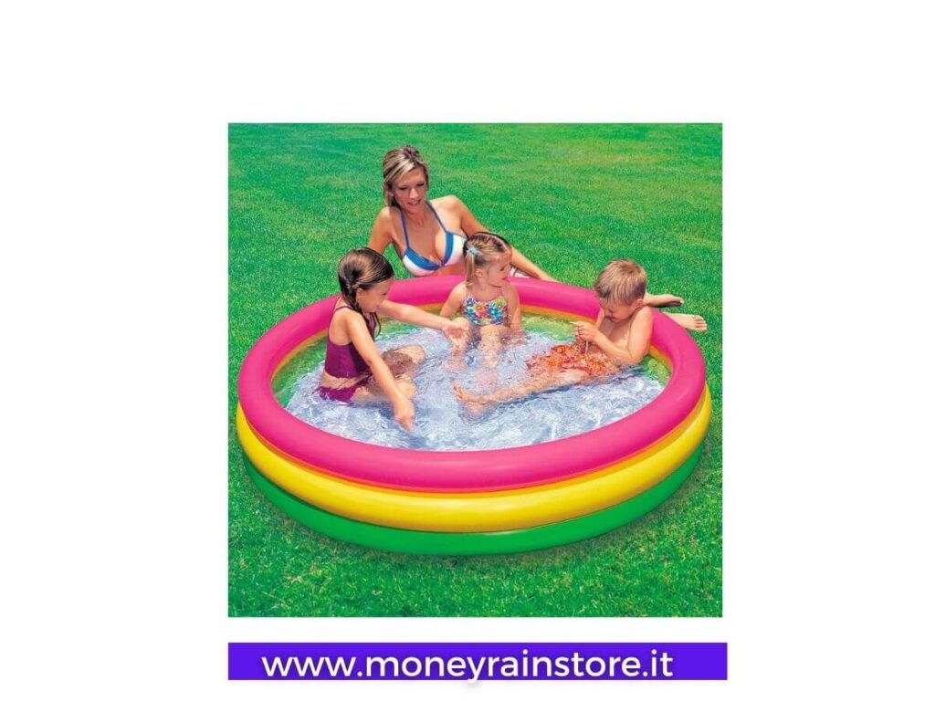 piscina gonfiabile per bambini; l'immagine mostra la piscina baby pool con all'interno 3 bambini e la madre che assiste al loro divertimento