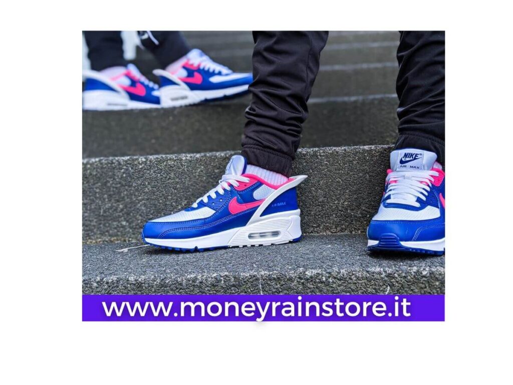 Scarpe da passeggio; nella foto in bella vista due paia di scarpe nike air max colore blu con baffetto rosa, ai piedi di due ragazzi