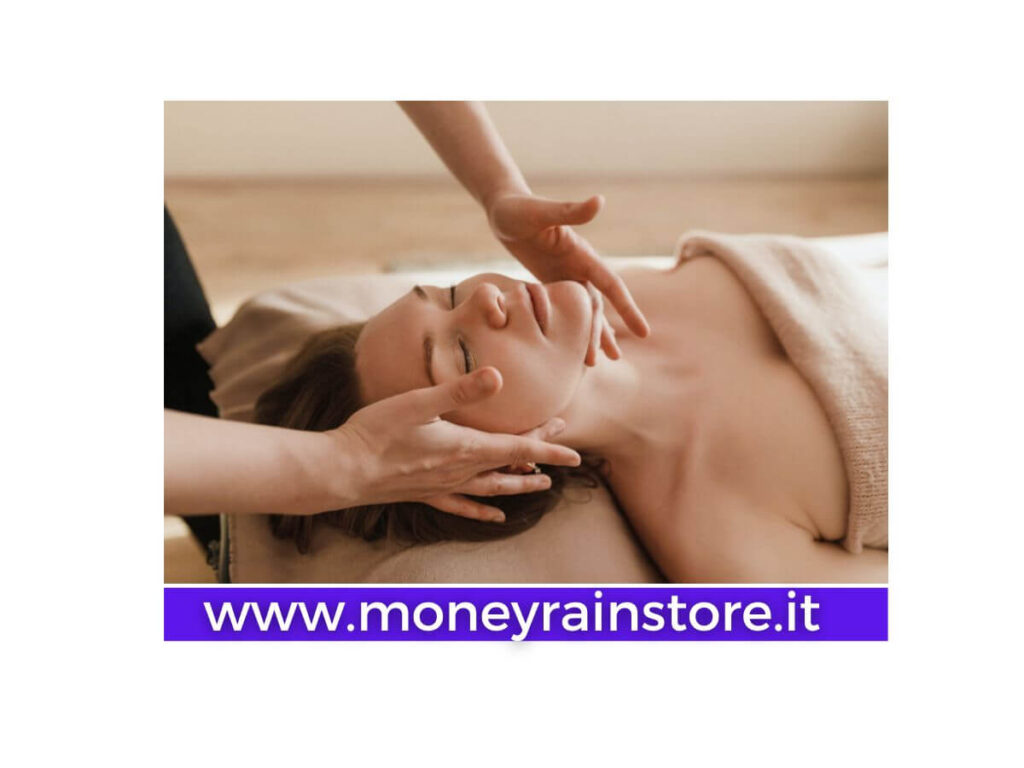 Massaggio Shiatsu: la foto mostra una ragazza su un lettino con un operatore che massaggio il viso e collo