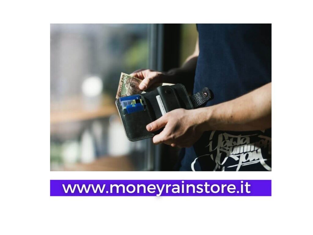 Portafoglio uomo RFID; l'immagine mostra un ragazzo che apre il portafoglio contenente denaro contante e carte di credito