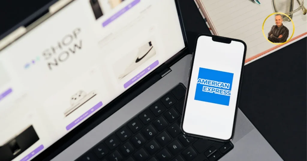 Carta Amex Oro 2026: La Guida Definitiva tra Lusso, Sicurezza e Bonus Esclusivo Smartphone con app American Express aperta appoggiato su tastiera di laptop che mostra sito di shopping online 'SHOP NOW' e logo di Michele Stedile. Carta Amex oro 2026