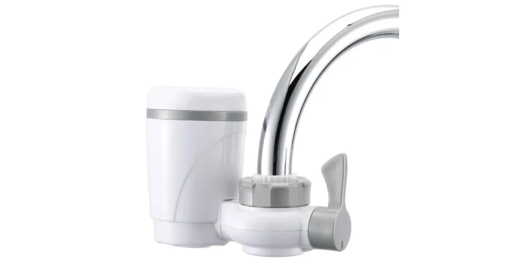 Acqua filtrata 2026: come avere acqua buona in casa risparmiando sulle bottiglie Acqua filtrata 2026; Dettaglio ravvicinato dei componenti del depuratore d'acqua xWater 2.0: filtro bianco, anello di fissaggio grigio e leva deviatrice.