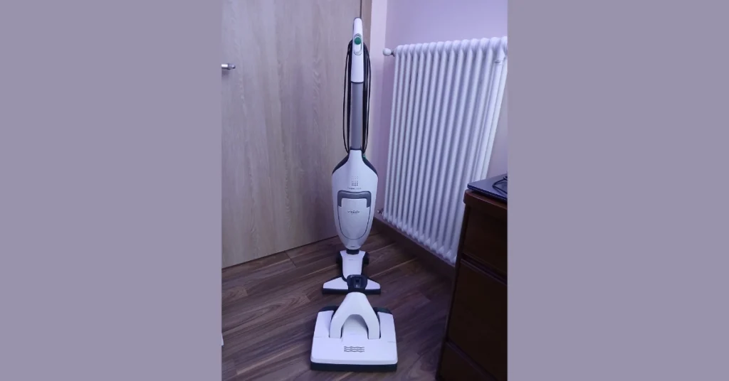 Folletto 2026 Opinioni: Perché dopo 5 anni resta il mio standard di igiene domestica Folletto 2026 opinioni - In bellavista corpo motore della folletto con attaccata la scopa e a parte la pulilava sp600s folletto