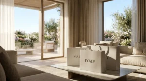 Offerte IYALY 2026 - "Soggiorno di lusso italiano illuminato dal sole con borse shopping brandizzate IYALY su tavolo in marmo, promozioni primavera 2026.