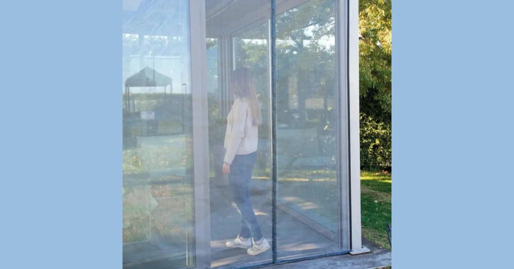 La Migliore Zanzariera Magnetica 2026: Guida al Risparmio e Test Reale Esempio di installazione di Schiaccia Stop con rete nera trasparente su una porta-finestra moderna, ideale per chi ha animali domestici. Migliore zanzariera magnetica 2026