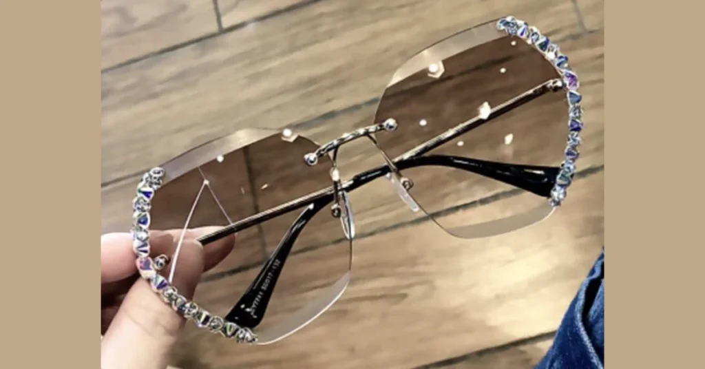 Occhiali Glamour Donna 2026: Perché i Sunny Style sono il Must-Have dell'Estate Dettaglio ravvicinato degli occhiali glamour donna 2026 con lenti marroni sfumate e bordo di strass.