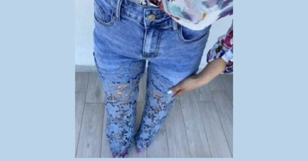 Floreal Jeans 2026: La Recensione Completa del Jeans Largo con Pizzo che Sta Spopolando Inquadratura dall'alto dei floreal jeans 2026 indossati, evidenziando la vestibilità a vita alta e i dettagli ricamati.