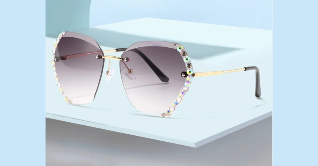 Occhiali Glamour Donna 2026: Perché i Sunny Style sono il Must-Have dell'Estate Occhiali glamour donna 2026 Sunny Style con montatura a giorno e strass brillanti.