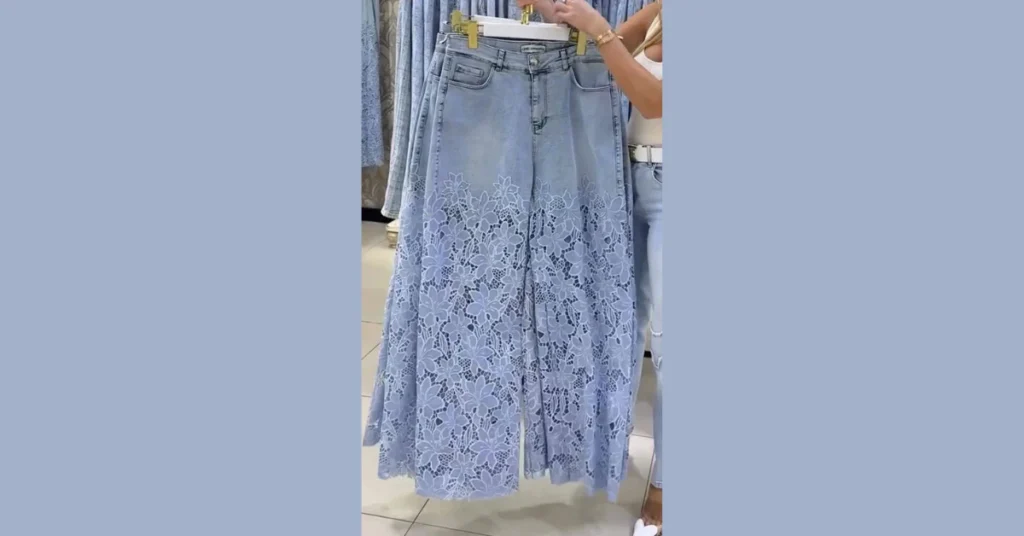 Floreal Jeans 2026: La Recensione Completa del Jeans Largo con Pizzo che Sta Spopolando Jeans chiari a gamba ampia con ricamo in pizzo floreale trasparente, modello floreal jeans 2026.