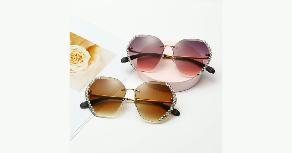 Occhiali Glamour Donna 2026: Perché i Sunny Style sono il Must-Have dell'Estate Confronto varianti colore occhiali glamour donna 2026 Sunny Style marrone e viola.