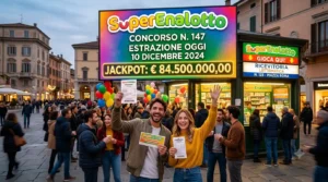 Un grande schermo LED visualizza i dettagli del SuperEnalotto concorso, inclusi il numero dell'estrazione e un jackpot di oltre 84 milioni di euro, mentre una folla festosa celebra in una piazza italiana davanti a una ricevitoria